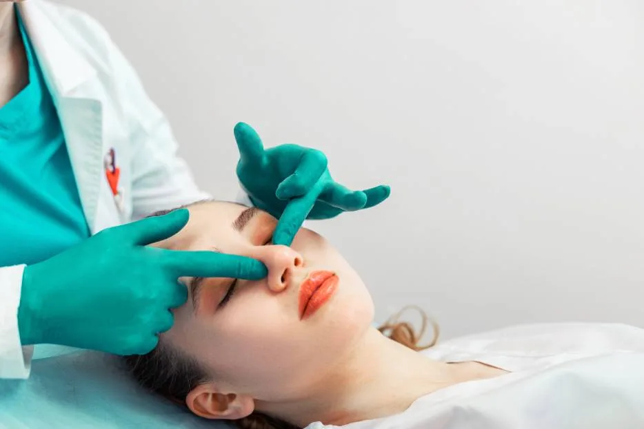 cirujano preparando a paciente para una rinoplastia en CDMX