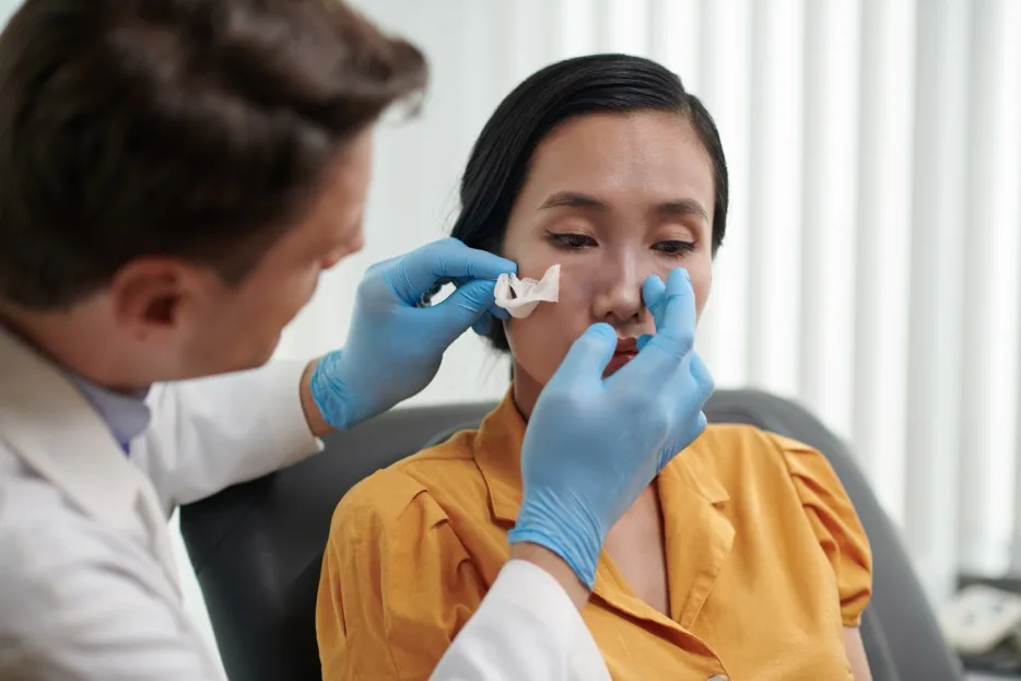 Consulta de seguimiento después de una rinoplastia