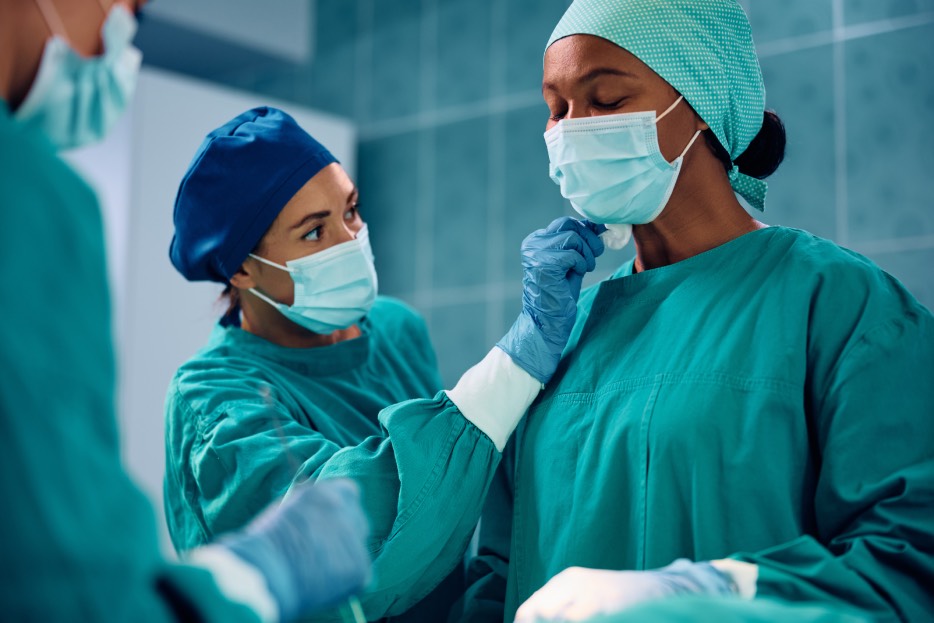 cirujanos en quirófano