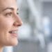 Perfil facial de una persona con brackets durante la planificación de una rinoplastia